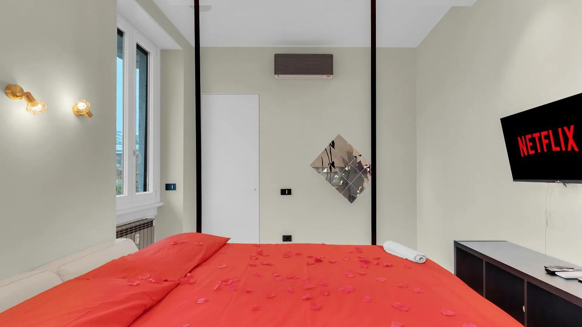 Love Is In The Air - Suspended Bed & Bath Hub Milão